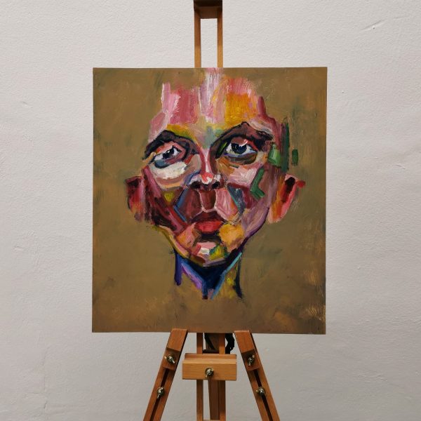 Obraz s názvem ''472'' je namalovaný akrylovými barvami na dřevěnou desku. Motiv obrazu je abstraktně vyobrazený mužský portrét.